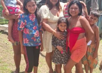 Deputada Zeneide Costa cumpre agenda em Pedra Branca do Amapari e reencontra amiga de infância