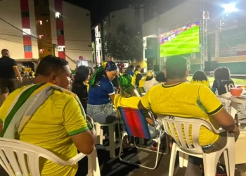 Governo do Amapá leva telões para os cinco habitacionais da Zona Sul de Macapá e torcedores comemoram primeira vitória da seleção na Copa